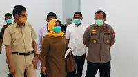 Gubernur Sumbar bersama Gugus Tugas Penanganan Virus Corona di SSumbar meninjau gedung tempat isolasi. (Liputan6.com/ Novia Harlina)