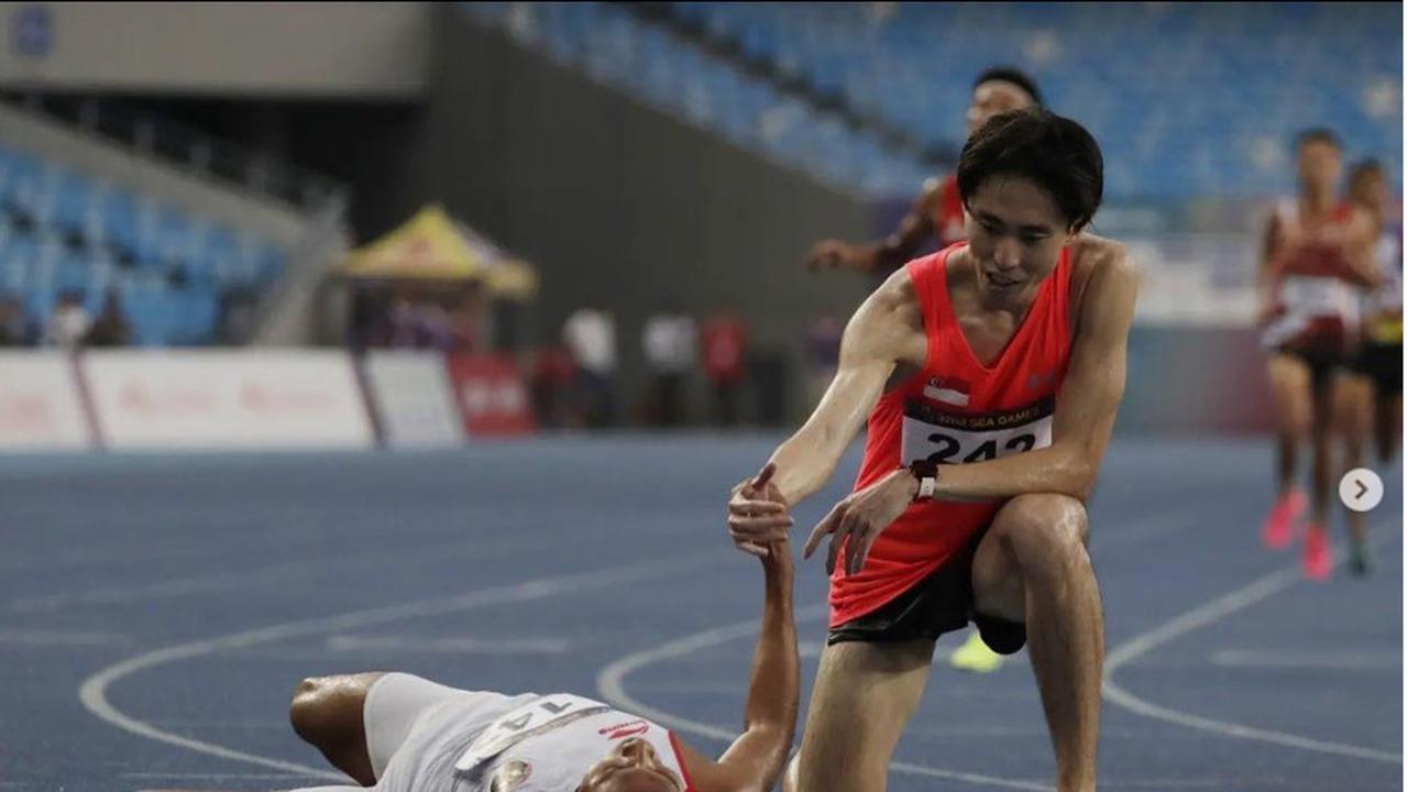 Pelari Singapura Soh Rui Yong menyalami Rikki Marthin Simbolon yang memenangkan medali emas di lomba lari 10.000 meter putra di SEA Games 2023