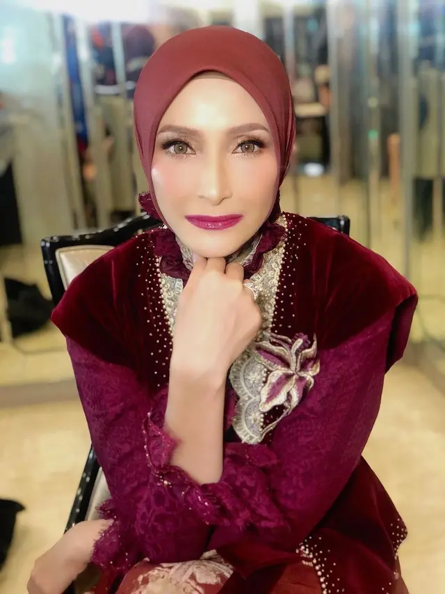 6 Detail Gamis Inneke Koesherawati saat Hadiri Pernikahan Al Ghazali, Tampil Elegan