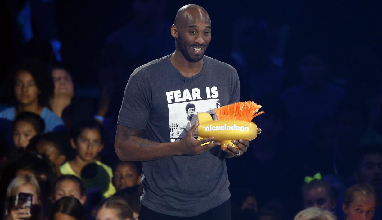 Kobe Bryant dengan kaso Bruce Lee saat menerima penghargaan "Legend" pada acara Kids Choice Sport 2016 di Los Angeles, California, (14/7/2016). (REUTERS/Mario Anzuoni)