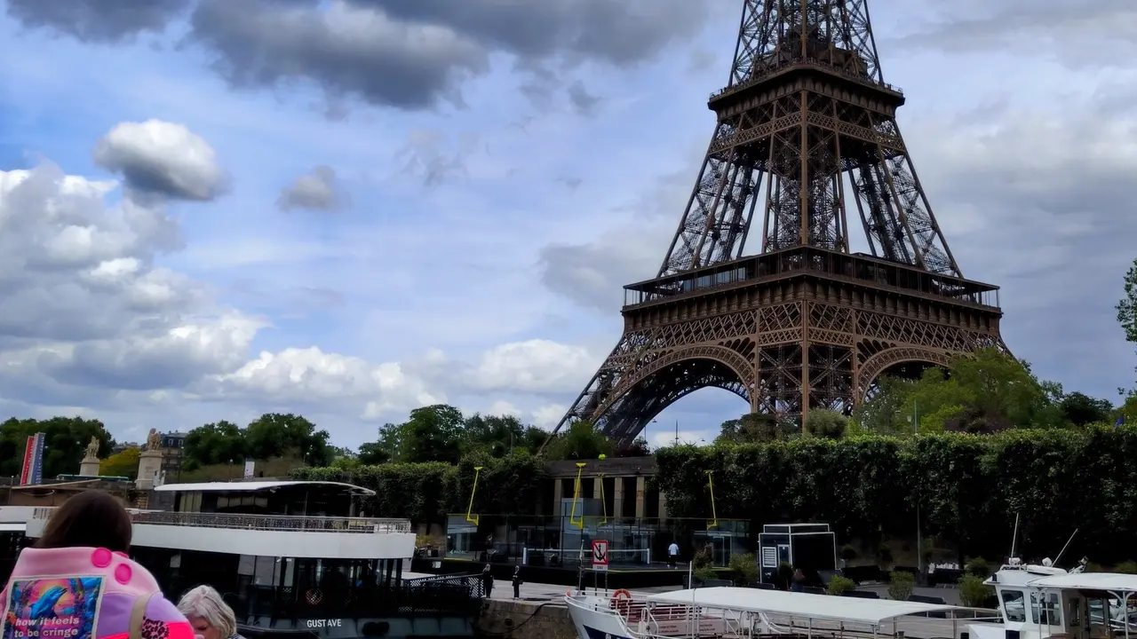 Para turs memandang Eiffel dari kapal yang berlayar di Sungai Seine, Pari, Prancis. Foto/Nurmayanti/Liputan6.com