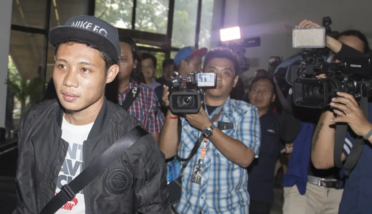 Evan Dimas tiba di kantor Kemenpora, Jakarta. Gelandang muda Indonesia ini akan bergabung dengan klub divisi utama La Liga, Espanyol. (Bola.com/Vitalis Yogi Trisna) 