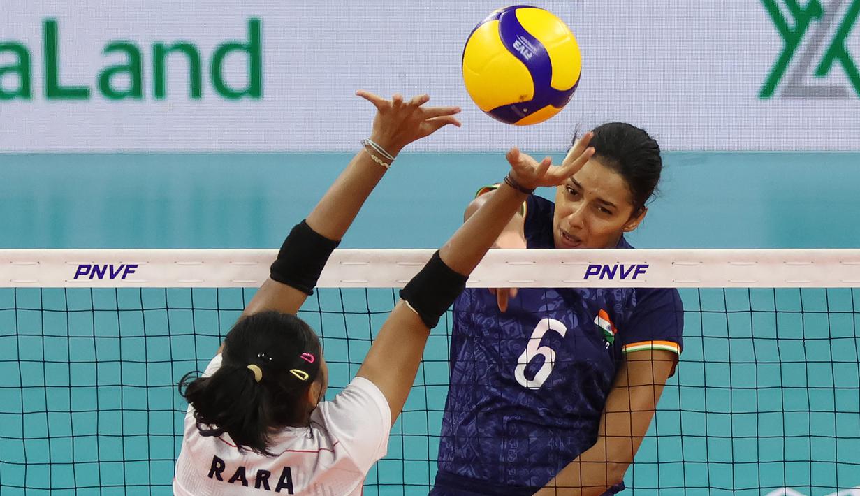 Pemain Timnas voli putri India, Soorya (depan) melepaskan spike yang berhasil menembus blok pemain Indonesia, Maradanti Namira pada laga klasifikasi peringkat 5-8 AVC Challenge Cup 2024 di Rizal Memorial Coliseum, Manila, Filipina, Selasa (28/5/2024). India menang 3-1 (25-16, 30-32, 25-20 dan 26-24). (Asian Volleyball Confederation)