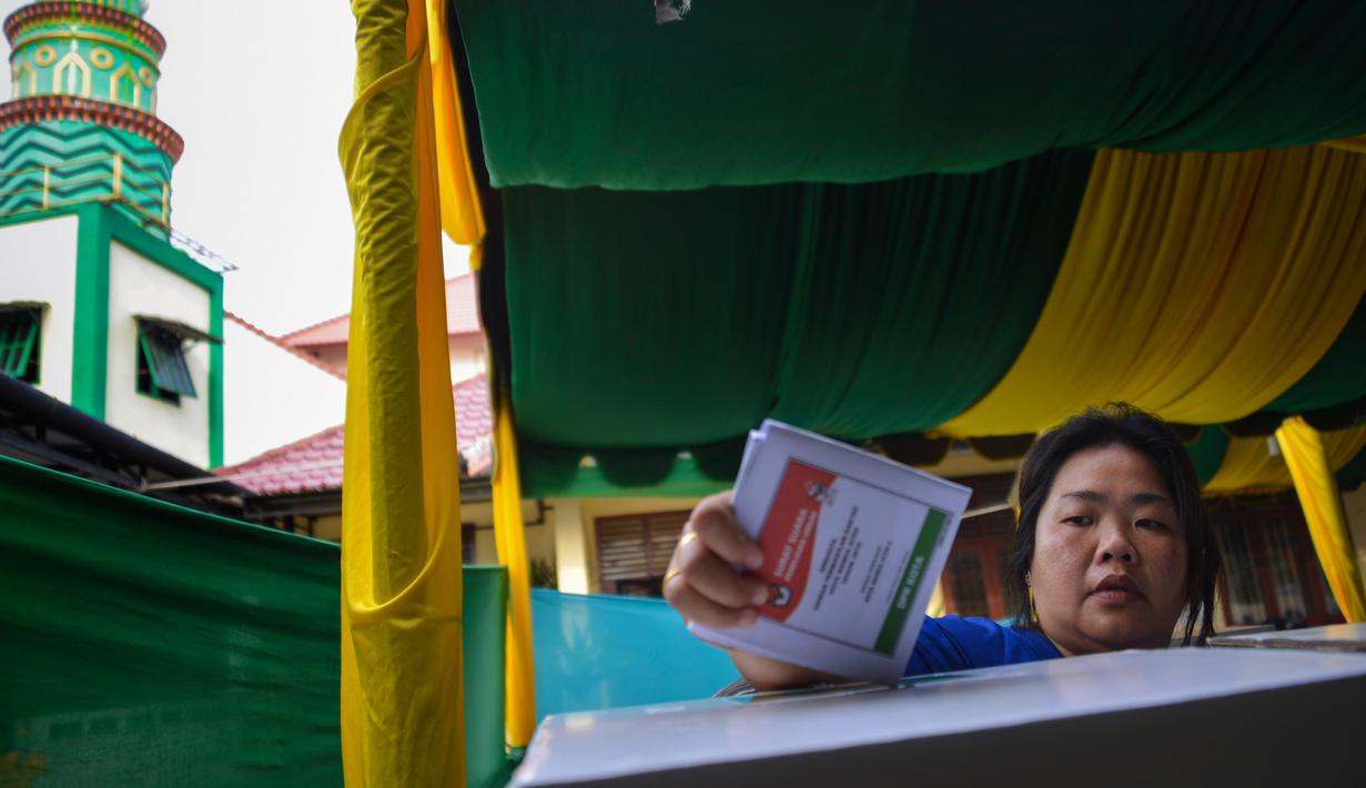 Warga memasukan surat suara yang telah dicoblos pada pemungutan suara ulang pemilu 2019 di TPS-6 Desa Lamteumen Timur, Banda Aceh, Aceh, Kamis (25/4). Pemungutan suara ulang karena adanya penggunaan formulir C6 pemilih yang telah meninggal pada pemilu 17 April lalu. (CHAIDEER MAHYUDDIN/AFP)