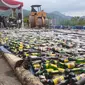 Ribuan botol isi minol tengah dihancurkan di Kabupaten Bandung jelang Natal dan Tahun Baru 2023, Kamis (22/12/2022).