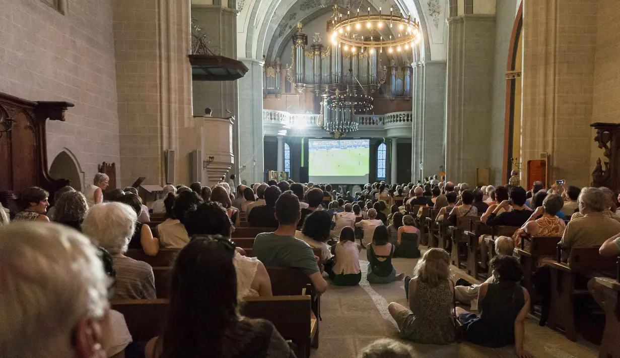 Fans menikmati suasana nonton bareng final piala Eropa 2016 antara Portugal melawan Prancis di Gereja St Francis, Lausanne, Swiss, (10/7/2016).  (EPA/Cyril Zingaro)