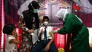 Seorang siswa sekolah menengah pertama menerima dosis vaksin Sinovac pada acara vaksinasi virus corona COVID-19 di Blang Bintang, Provinsi Aceh, 21 September 2021. (CHAIDEER MAHYUDDIN/AFP)