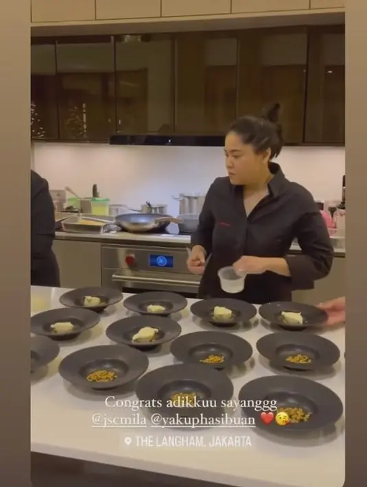 <p>Dapur di rumah Jessica Mila tampak begitu luas. Dapur ini sendiri dilengkapi dengan kitchen island dan beberapa lemari penyimpanan. [Foto: instagram.com/jesicamila03]</p>