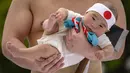 Pepatah Jepang juga mengatakan “Naku ko wa sodatsu” yang berarti “Bayi yang menangis akan tumbuh kuat.” (AFP/Yuichi Yamazaki)