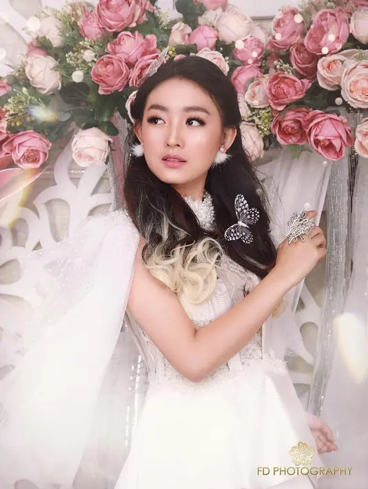 Saat mengenakan gaun, Natasha Wilona terlihat seperti bidadari. Apalagi saat foto, ia dikelilingi dengan bunga-bunga. (Foto: instagram.com/natashawilona12)