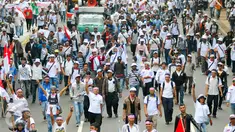 Massa dari Pergerakan Pelaut Indonesia (PPI) berunjuk rasa di Jalan Merdeka Barat, Jakarta, Kamis (12/5). Dalam aksinya, massa menuntut pemerintah memperhatikan kesejahteraan dan peningkatan upah mereka. (Liputan6.com/Yoppy Renato)