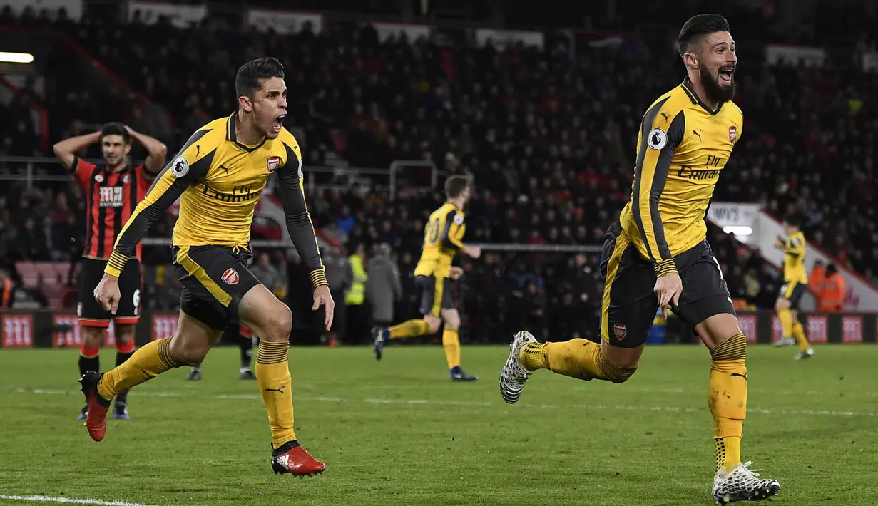 Striker Arsenal, Olivier Giroud, merayakan gol yang dicetaknya ke gawang Bournemouth pada laga Liga Inggris di Stadion Vitality, Inggris, Selasa (3/1/2017). Kedua tim bermain imbang 3-3. (Reuters/Dylan Martinez)