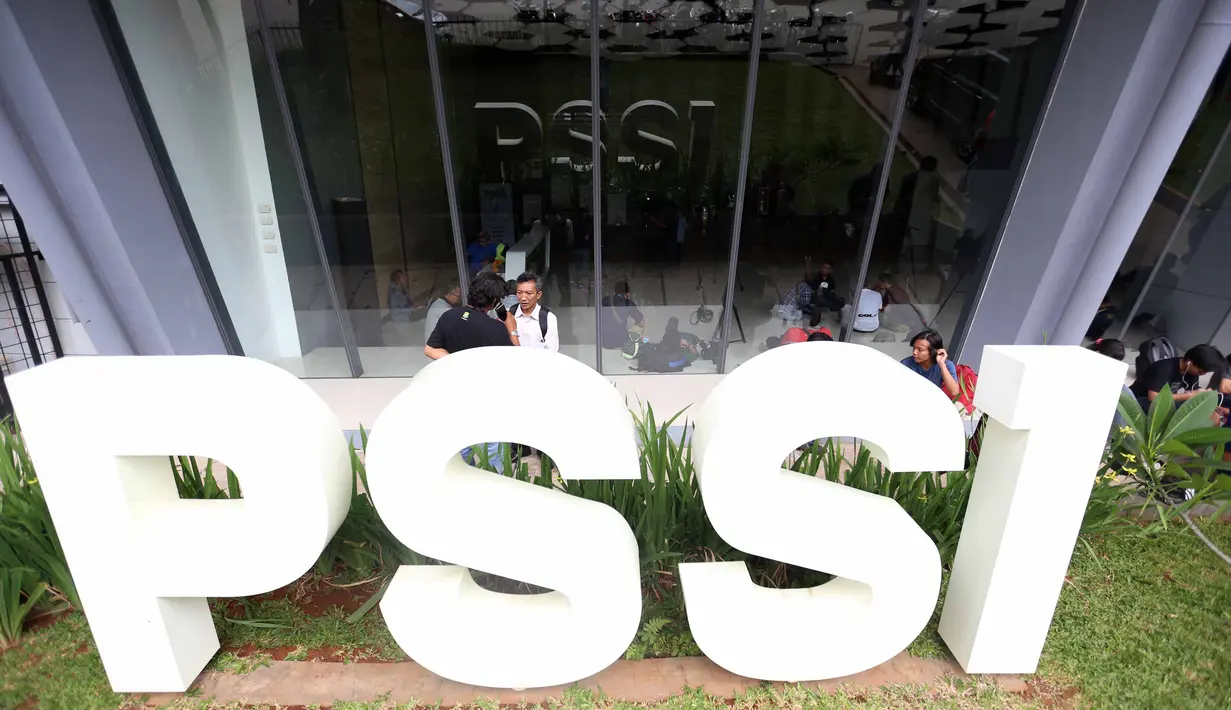 Wartawan menunggu delegasi FIFA-AFC di Kantor PSSI, Senayan, Jakarta, Selasa (3/11/2015). FIFA memiliki agenda pertemuan dengan pihak Asosiasi Pemain, PT Liga Indonesia dan Juga perwakilan Wartawan. (Bola.com / Nicklas Hanoatubun)