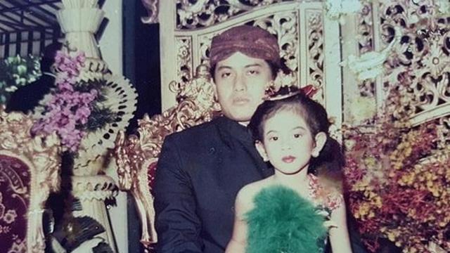 6 Potret Masa Kecil Dian Sastrowardoyo, Senyum Manisnya Bikin Gemas