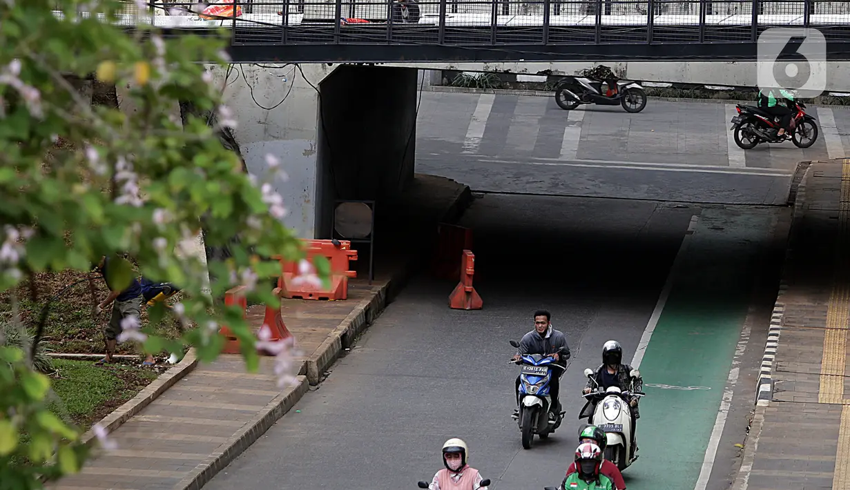 Kondisi lalu lintas sekitar proyek pembangunan penataan kawasan Taman Semanggi, Jakarta, Kamis (13/10/2022). Usai diresmikan Gubernur DKI Jakarta Anies Baswedan pada acara soft launching 12 Oktober 2022 kemarin, penataan ulang kawasan Taman Semanggi dilanjutkan karena realisasi pengerjaan baru mencapai 73,37 persen. (Liputan6.com/Johan Tallo)