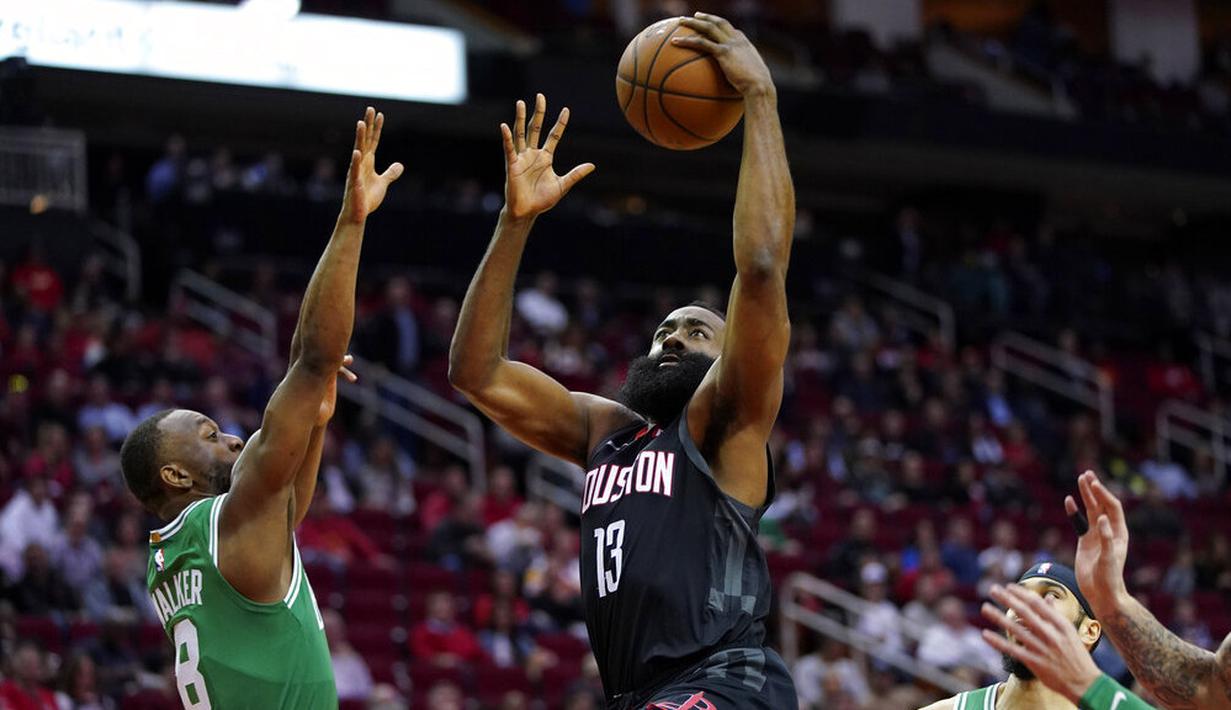 Pebasket Houston Rockets, James Harden, berebut bola dengan pebasket Boston Celtics, Kemba Walker, pada laga NBA Rabu (12/2/2020). Houston Rockets menang 116-105 atas Boston Celtics. (AP/David J. Phillip)