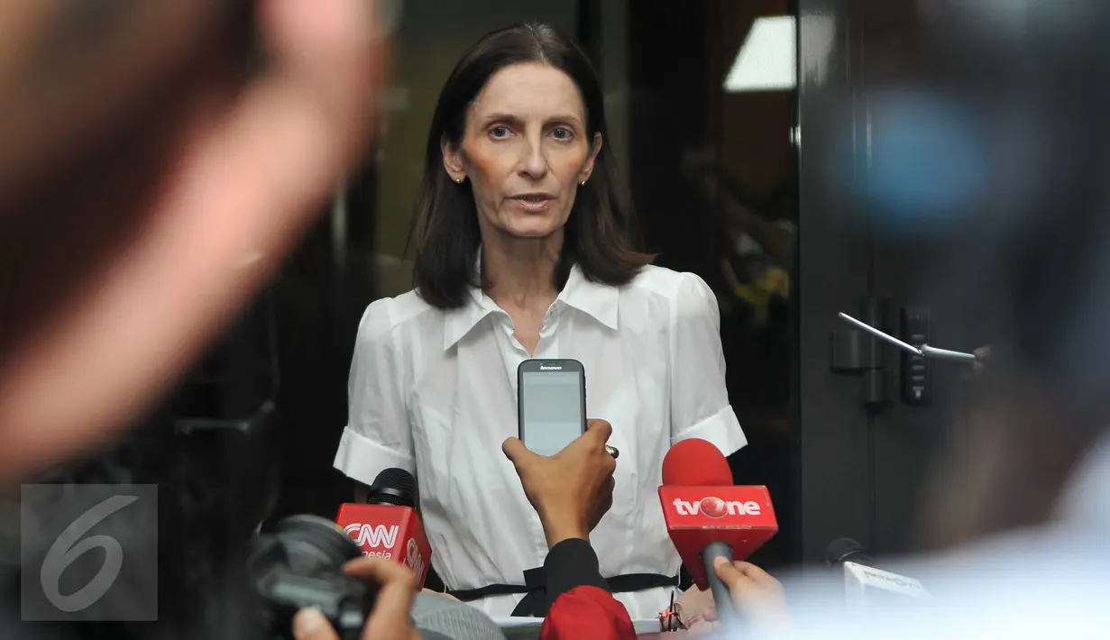 Dubes Perancis untuk Indonesia, Corinne Breuze, menggelar konferensi pers terkait bom di Paris, Jakarta, Sabtu (14/11/2015). Corinne berterima kasih kepada rakyat Indonesia, yang memberikan dukungan moril kepada Perancis. (Liputan6.com/Gempur M Surya)