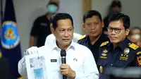 Kepala BNN Komjen Pol Budi Waseso dan Bea Cukai Soekarno Hatta mengungkap sindikat peredaran narkotika jenis baru blue safir, Kamis (2/2/2017). (Nanda Perdana Putra/Liputan6.com)