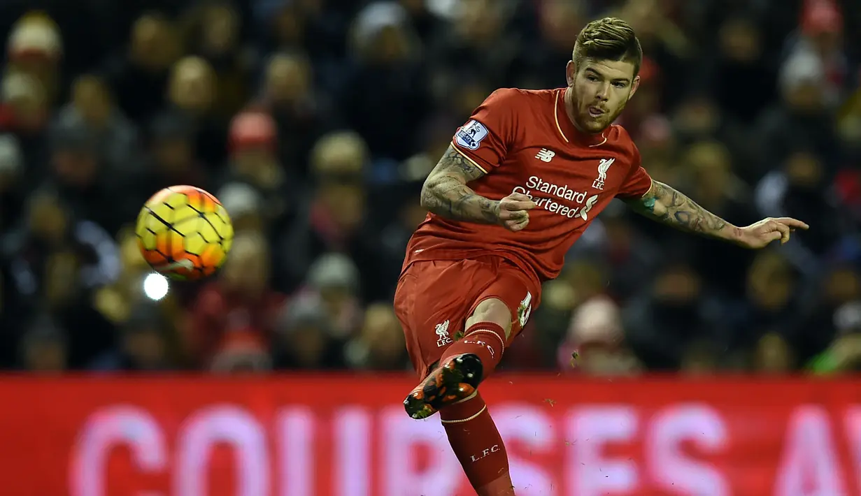 Bek Liverpool, Alberto Moreno melepaskan tendangan bebas saat menghadapi Swabsea City pada laga Liga Inggris 2015/2016 di Anfield Stadium, Liverpool (29/11/2015). Alberto Moreno didatangkan Liverpool pada awal musim 2014/2015 dari Sevilla dengan nilai transfer sebesar 18 juta euro atau kini setara Rp358 miliar. Pada awal musim 2019/2020 The Reds melepasnya secara gratis ke Villarreal dan bertahan hingga kini. (AFP/Paul Ellis)