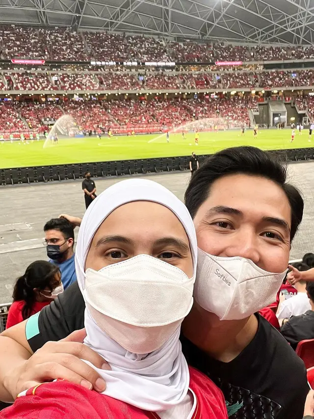 Seru Nonton Bola, Ini 7 Potret Liburan Nycta Gina dan Rizky Kinos di Singapura