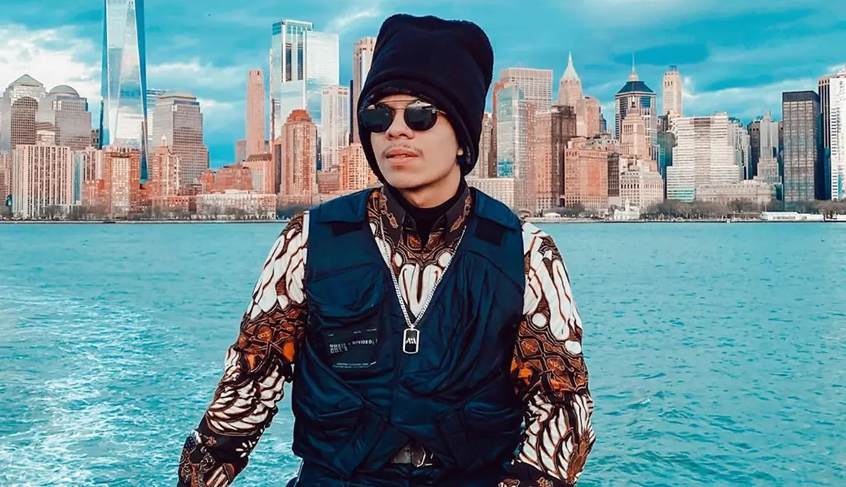 Ini dia salah satu penampilan Atta yang juga jadi sorotan. Pasalnya, ia pun turut memamerkan budaya Indonesia yaitu batik pada jaket yang ia kenakan.(Liputan6.com/IG/@attahalilintar)