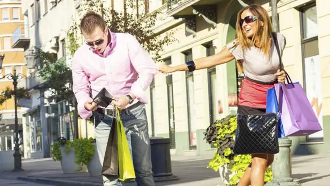 [Bintang] Boros Nggak Ada Obat, Yakin 5 Zodiak Ini Kamu Jadikan Pasangan?