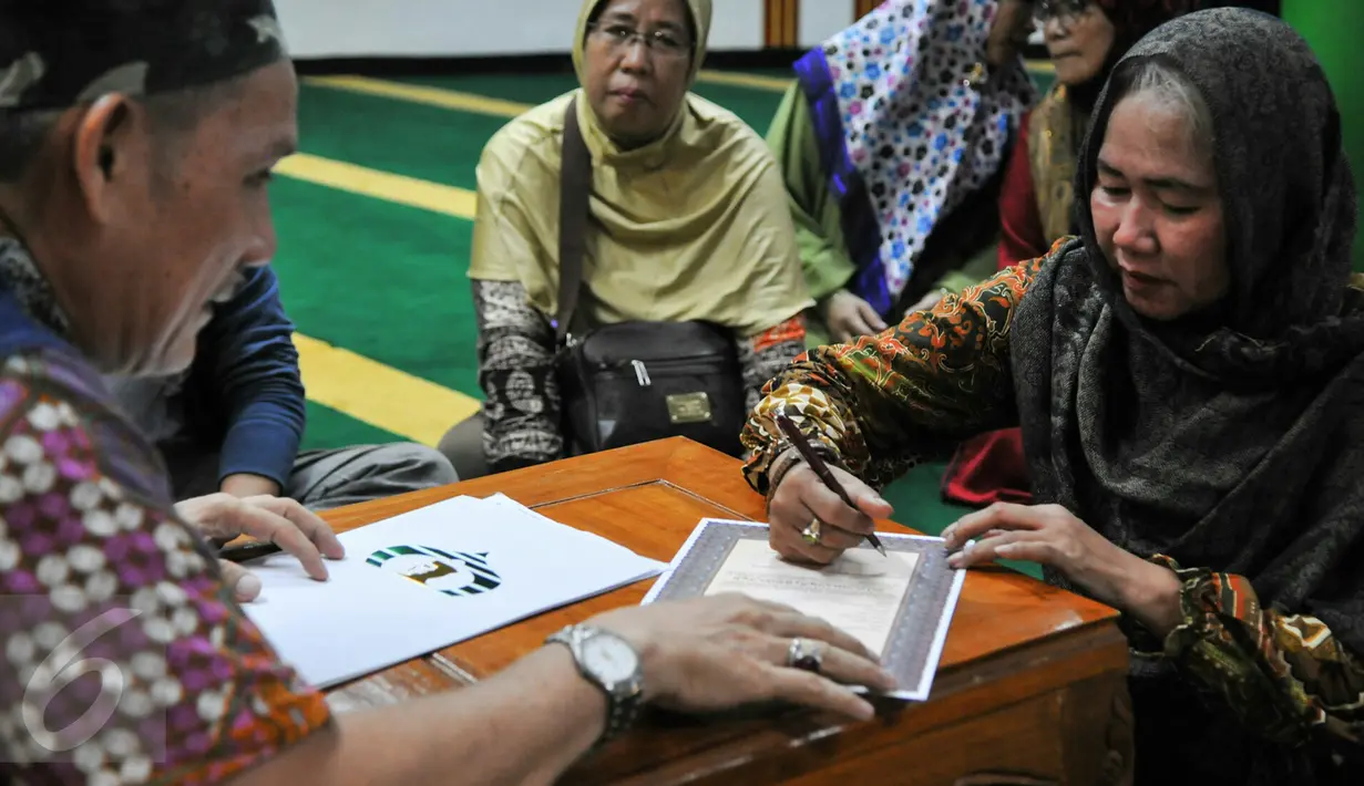 Sudah banyak warga keturunan Tionghoa yang masuk Islam di Masjid Lautze ini, Jakarta, Sabtu (11/6). Seorang perempuan tampak membaca dua kalimat syahadat saat  proses menjadi mualaf di Masjid Lautze. (Liputan6.com/Yoppy Renato).
