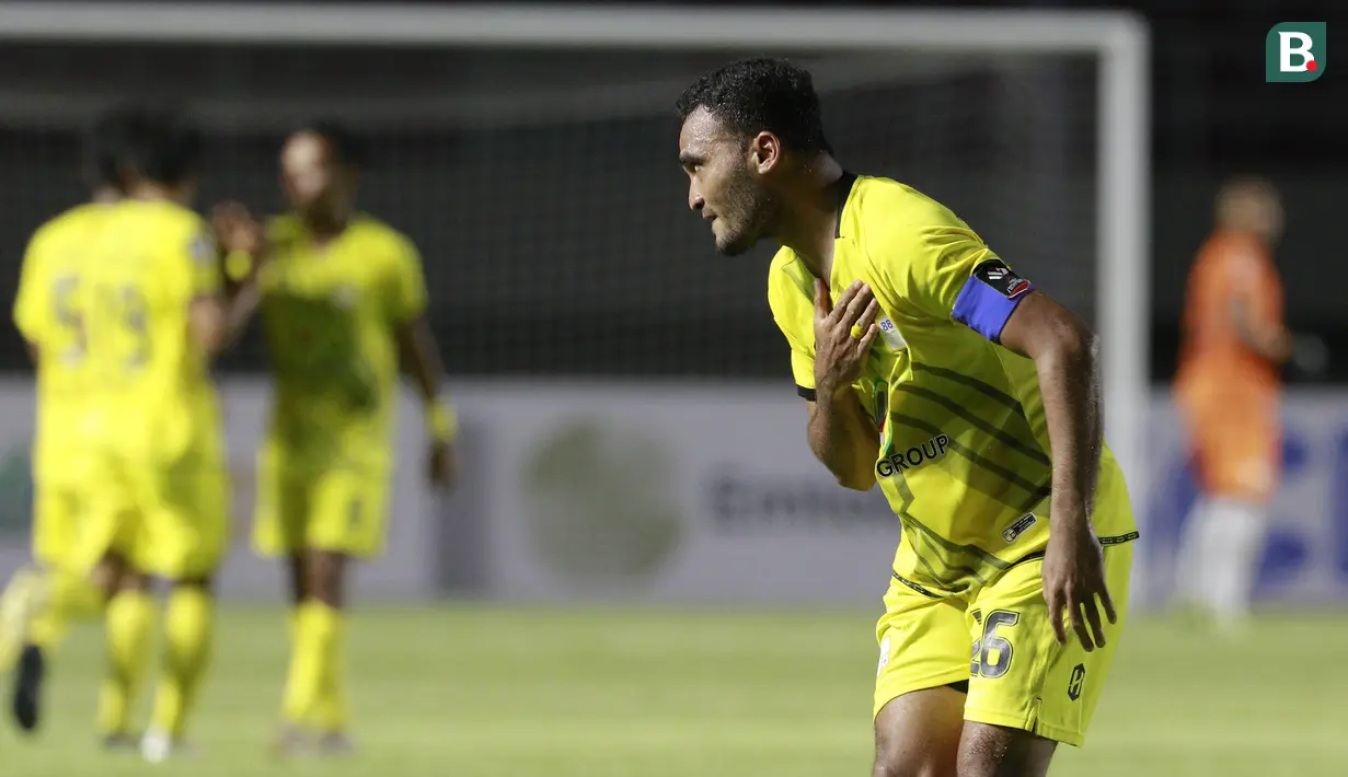 Gelandang Barito Putera, Rizky Pora melakukan selebrasi usai mencetak gol penyeimbang 3-3 ke gawang PSIS Semarang dalam laga Grup A Piala Menpora 2021 di Stadion Manahan, Solo, Minggu (21/3/2021). Barito Putera bermain imbang 3-3 dengan PSIS. (Bola.com/M Iqbal Ichsan)