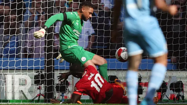 Foto: Aksi Pemain Liverpool saat Menghentikan Langkah Manc City di Semifinal Piala FA