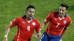 Pemain Cile, Mauricio Isla, merayakan gol yang di cetaknya ke gawang Uruguay dalam perempatfinal Copa America 2015 di Stadion Nasional, Santiago, Cile. Kamis (25/6) pagi WIB. Cile menang dengan skor 1-0. (AP Photo/Silvia Izquierdo)