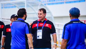 Selain itu, ada reuni antar Brasil di laga ini. Seperti pelatih kedua tim yang berasal dari negara sama. Yakni Carlos Parreira dari Madura United dan asisten pelatih Arema, Andre Caldas. (Bola.com/Iwan Setiawan)