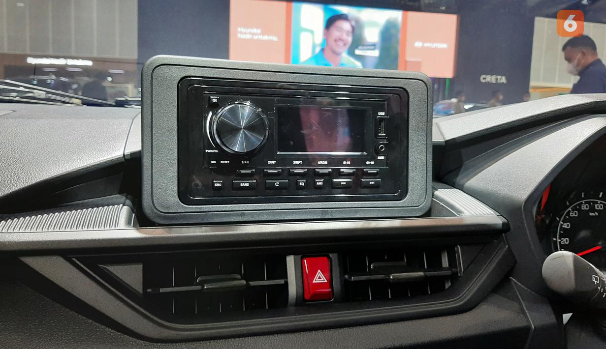 Head unit yang digunakan di tipe X masih mengandalkan model double-din tanpa layar sentuh yang terletak di atas AC. Hal ini menjadi pembeda dengan Ayla tipe R yang sudah mendapatkan layar infotainment layar.