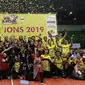 Para pevoli, pelatih dan staff PGN Popsivo merayakan gelar juara setelah mengalahkan Jakarta Pertamina Energi pada final Proliga 2019 di GOR Among Rogo, Yogyakarta, Sabtu (23/2). Popsivo menang 3-2 atas Pertamina. (Bola.com/Yoppy Renato)