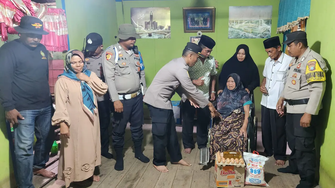 Janda lanjut usia yang sebelumnya menjadi korban banjir mendapat bantuan dari Polres Rokan Hilir.