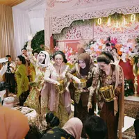 Putri kedua pasangan Atta Halilintar dan Aurel Hermansyah baru aja melakukan proses Tedak Siten. Keluarga inti hadir dengan nuansa Jawa yang kental. [Foto: Instagram/attahalilintar]