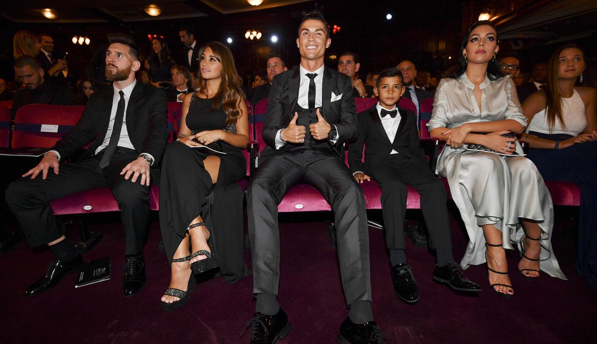 Bintang Real Madrid, Cristiano Ronaldo dan striker Barcelona, Lionel Messi, saat menghadiri acara penghargaan pemain terbaik FIFA 2017 di London, Senin (23/10/2017). Cristiano Ronaldo berhasil meraih pemain terbaik FIFA 2017. (AFP/Ben Stansall)