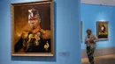 Seorang pengunjung berjalan melewati lukisan bintang sepak bola Prancis, Paul Pogba selama Piala Dunia 2018 di Museum of Academy of Arts, Saint Petersburg, Rusia, Rabu (20/6). Lukisan tersebut dibuat seniman Italia Fabrizio Birimbelli (AP/Dmitri Lovetsky)