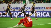 Penjaga gawang Jamaika Jahmali Waite duduk setelah gagal menyelamatkan gawang Meksiko pada pertandingan sepak bola grup B Copa America Conmebol 2024 di Stadion NRG di Houston, Texas pada 22 Juni 2024. (Aric Becker/AFP)