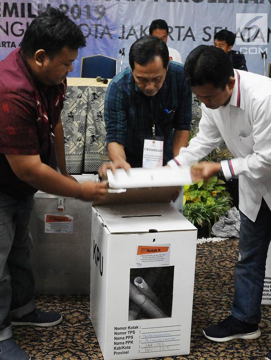 Panitia membuka gembok kotak suara saat proses rekapitulasi penghitungan suara Pemilu 2019 tingkat Kota Jakarta Selatan di Hotel Maharaja, Jakarta, Selasa (7/5/2019). Hingga saat ini, panitia telah meyelesaikan penghitungan di lima dari 10 kecamatan. (Liputan6.com/Herman Zakharia)