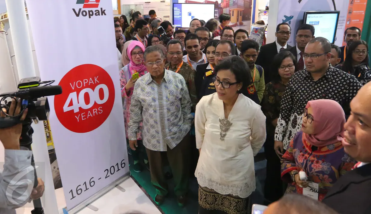 Menkeu Sri Mulyani mengunjungi salah satu stan acara JILSE 2016 di Jakarta, Rabu (19/10). Acara ini ditujukan untuk sosialisasi fasilitas Pusat Logistik Berikat (PLB) yang menjadi salah satu paket kebijakan ekonomi pemerintah. (Liputan6.com/Angga Yuniar)