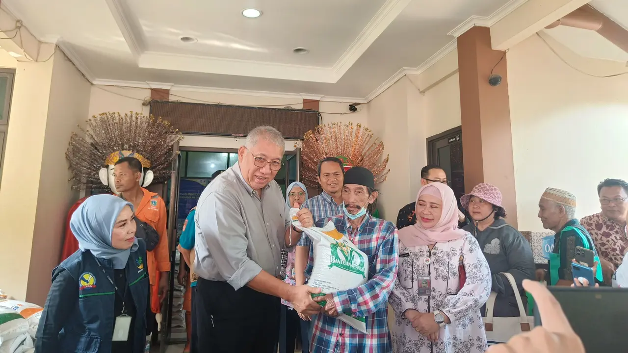 Direktur Utama Perum Bulog Bayu Krisnamurthi  meninjau penyaluran Bantuan Pangan Beras 10 Kilogram di Kelurahan Pela Mampang, Jakarta Selatan,  (3/4/2024). (Sulaeman/merdeka.com)