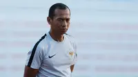 Pelatih kiper Timnas Indonesia U-22, Hendro Kartiko, mengamati pemainnya saat latihan di Stadion Rizal Memorial, Manila, Rabu (27/11). Latihan ini persiapan jelang laga SEA Games 2019 melawan Singapura U-22. (Bola.com/M Iqbal Ichsan)