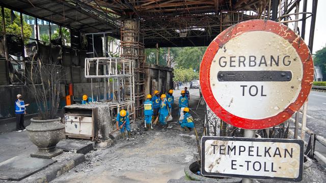 Gerbang tol yang terbakar