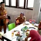 Satpol PP merazia sejumlah PNS Bogor yang tengah keluyuran di jam kerja. (Liputan6.com/Achmad Sudarno)