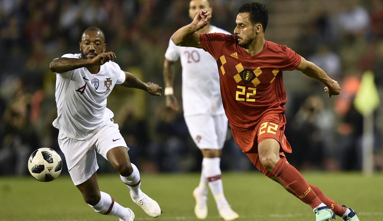 Gelandang Belgia, Nacer Chadli, berebut bola dengan gelandang Portugal, Manuel Fernandes, pada laga persahabatan di Stadion King Baudouin, Brussels, Sabtu (2/6/2018). Kedua negara bermain imbang 0-0. (AFP/John Thys)