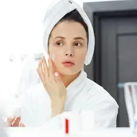 Makeup yang terlalu tebal dapat menyumbat pori dan memperparah jerawat—terutama foundation berbahan minyak. Biarkan kulit kamu bernapas. Bila memakai makeup, pilih produk noncomedogenic, oil free dan selalu bersihkan hingga tuntas. (foto/dok: freepik/pressfoto)