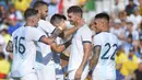 Para pemain Argentina merayakan gol yang dicetak Lucas Alario ke gawang Ekuador pada laga persahabatan di Stadion Martinez Valero, Elche, Minggu (13/10). Ekuador kalah 1-6 dari Argentina. (AFP/Jose Jordan)