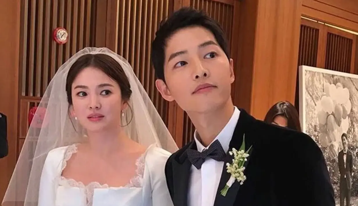Song Joong Ki dan Song Hye Kyo menikah setelah mereka bermain dalam Descendants of the Sun. Pasangan ini merupakan salah satu pasangan artis Korea Selatan yang fenomenal. (Foto: koreaboo.com)