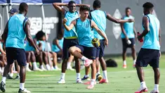 Penyerang Ekuador #16 Jeremy Sarmiento (tengah) mengambil bagian dari sesi Latihan sehari sebelum perempat final Copa America 2024 di Episcopal High School di Houston, Texas, Rabu (3/7/2024). (Charly TRIBALLEAU / AFP)