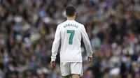 Bintang Real Madrid, Cristiano Ronaldo, tampak kecewa usai gagal mengalahkan Atletico Madrid pada laga La Liga Spanyol di Stadion Santiago Bernabeu, Madrid, Minggu (8/4/2018). Kedua klub bermain imbang 1-1. (AFP/Gabriel Bouys)